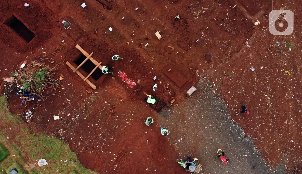 Foto udara menggambarkan lokasi pemakaman jenazah yang diduga terinfeksi Covid-19 di TPU Pondok Ranggon, Jakarta, Kamis {30/4/2020). Berdasar data yang diumumkan pemerintah per 30 April 2020, 10.118 orang positif, 1.522 orang dinyatakan sembuh dan 792 meninggal. (Liputan6.com/Helmi Fithriansyah)