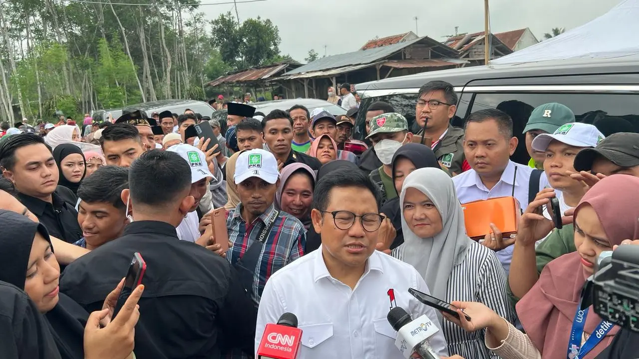 Calon wakil presiden (Cawapres) nomor urut satu, Muhaimin Iskandar atau Cak Imin saat ditemui awak media di Kabupaten Lumajang, Jawa Timur, Sabu (3/2/2024).