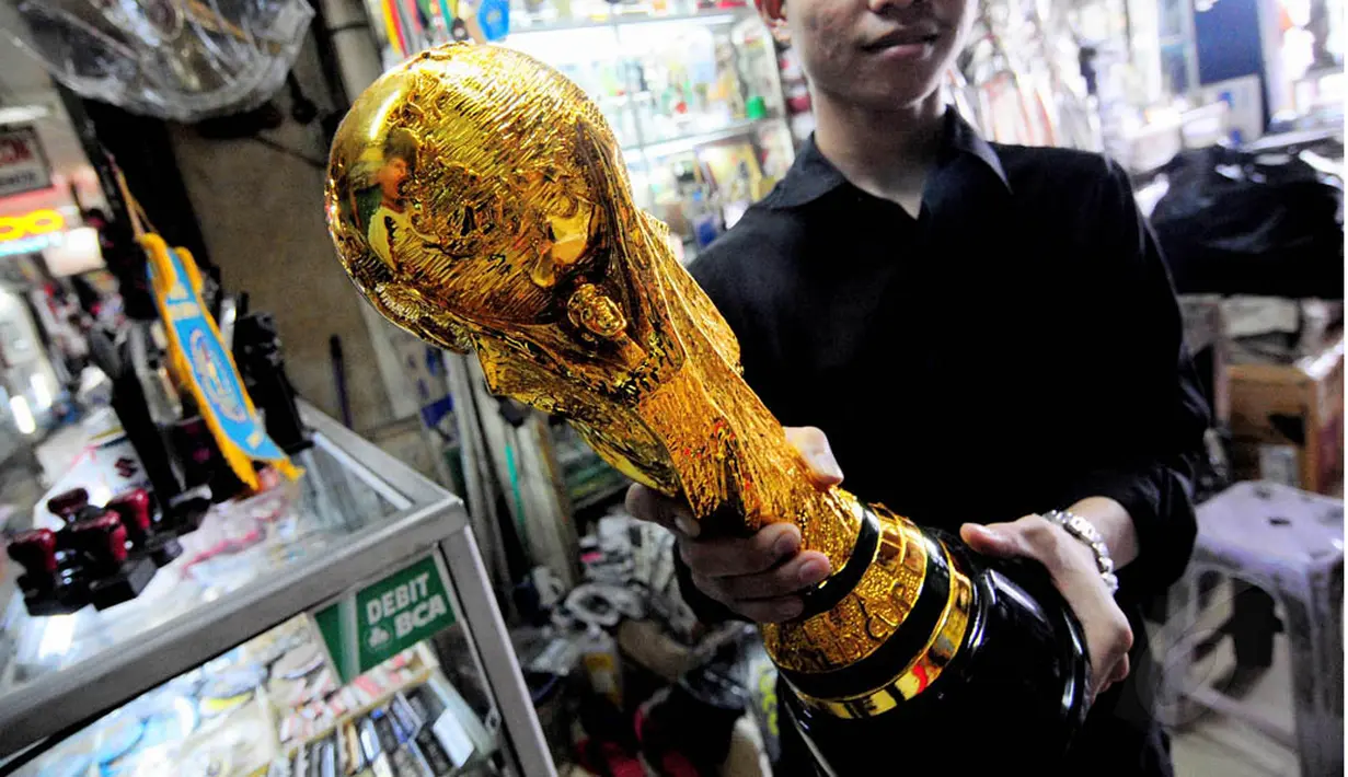 Harga replika Piala Dunia berkisar RP 750 ribu hingga Rp 2 juta, Jakarta, Selasa (24/6/14). (Liputan6.com/Faizal Fanani)