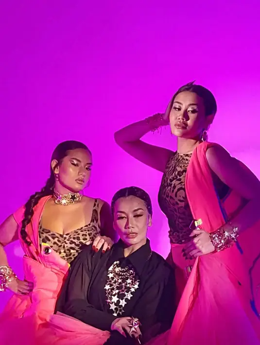 Sama-sama menjadi publik figure, tidak heran bahwa ibu dan anak ini bisa tampil gaya bersama dalam sebuah acara fashion. Putri bungsunya yang meski cukup jarang disorot ini merupakan lulusan dari Fashion Business Management salah satu universitas di New York. Tentu sudah punya gaya yang menarik dan keren saat di depan kamera. (Liputan6.com/IG/@rezaartameviaofficial)