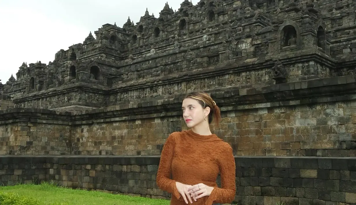 Dalam liburannya ini Cassandra Lee tampil dengan busana kasual bernuansa coklat dan celana jeans. Sosok artis blasteran Asia dan Eropa ini memang kerap curi perhatian dengan parasnya yang menawan. Tidak jarang dalam setiap penampilannya selalu menuai banyak pujian. (Liputan6.com/IG/@cassandraslee)