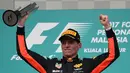 Pembalap Red Bull asal Belanda, Max Verstappen merayakan kemenangan di podium setelah menjuarai Formula 1 Grand Prix Malaysia di Sepang, Minggu (01/10) (AFP PHOTO / MANAN VATSYAYANA)