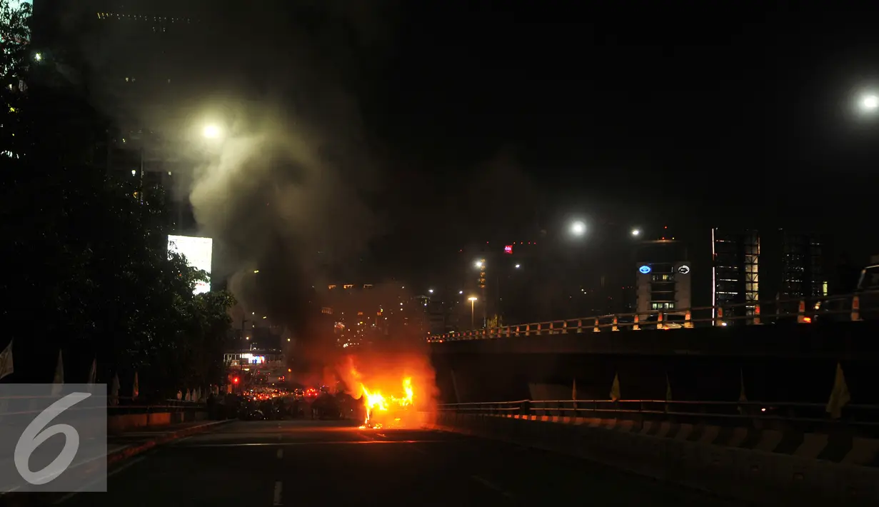 Kobaran api membakar mobil sedan di Jembatan layang Slipi, Jakarta, Rabu (17/5). Mobil terbakar setelah keluar asap dari depan mesin kendaraan. (Liputan6.com/Gempur M Surya)