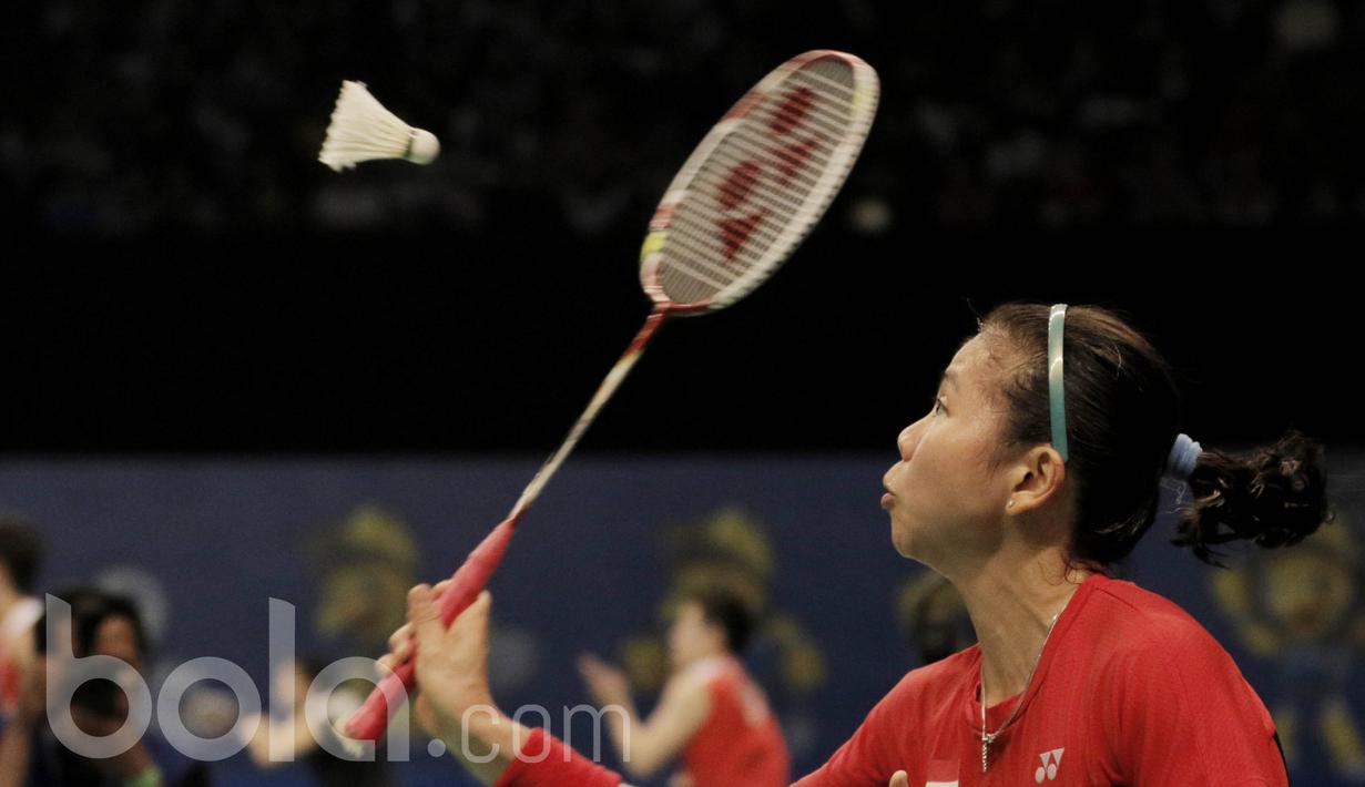 Pasangan Indonesia, Greysia Polii, berhadapan dengan pasangan Korea, Chae Yoo Jung/Kim So Yeung di Indonesia Open 2017 di JCC, Rabu (14/6/2017). Indonesia menang 12-21, 25-23, dan 21-14. (Bola.com/M Iqbal Ichsan)