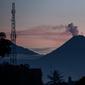 Gunung Merapi mengeluarkan asap sulfatara difoto dari jarak 40 Km di Bantul, Yogyakarta. (ANTARA FOTO/Sigid Kurniawan)