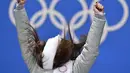 Alina Zagitova berselebrasi merayakan kemenangannya usai menjuarai figure skating putri selama Olimpiade Musim Dingin Pyeongchang 2018 di Pyeongchang Medals Plaza (23/2). Alina Zagitova meraih emas dengan skor 239.57. (AFP Photo/Dimitar Dilkoff)