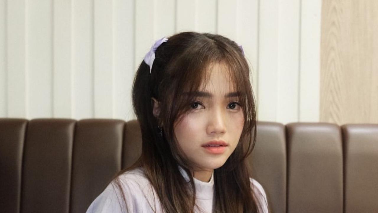 Outfit Ungu Fuji Jadi Perbincangan, Netizen Sebut: Tolong Ini Menggemaskan Sekali