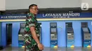 Seorang tentara berjalan di area Bandara Halim Perdanakusuma, Jakarta, Kamis (1/9/2022). ATS, sebagai pengelola lahan seluas 21 hektare di Bandara Halim Perdanakusuma, bersama dengan AP II, selaku pemegang izin Badan Usaha Bandar Udara (BUBU) untuk Bandara Halim Perdanakusuma, bersinergi dalam memastikan layanan penerbangan komersial di bandara tersebut berjalan lancar guna memperkuat konektivitas udara nasional. (Liputan6.com/Herman Zakharia)