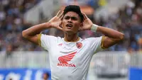 Hingga memastikan gelar juara BRI Liga 1 2022/2023 pada pekan ke-32 dengan raihan 72 poin, PSM Makassar yang masih menyimpan dua laga ke depan, tercatat baru menelan dua kekalahan, 9 kali hasil imbang dan sisanya 21 laga menghasilkan kemenangan. Selain itu PSM juga menjadi tim paling produktif dengan mencetak 60 gol dan paling minim kebobolan dengan 24 gol. Ketajaman PSM musim ini tak lepas dari peran 5 pemain berikut sebagai penyumbang gol terbanyak bagi Juku Eja. (Bola.com/Bagaskara Lazuardi)