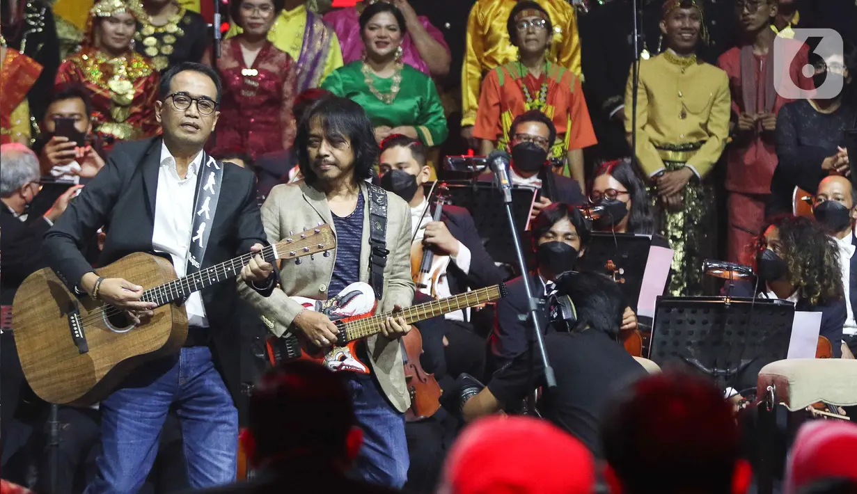 Menteri Perhubungan Budi Karya selaku gitar dan vokalis Elek Yo Band dan gitaris Dewa Budjana saat Konser Kebangsaan, Simfoni Insan Perhubungan, Bangkit Maju Bersama di Jakarta, Sabtu (6/8/2022). Konser Kebangsaan tersebut dalam rangka memeriahkan HUT RI ke-77 dan menyambut Hari Perhubungan Nasional (Harhubnas) ke-52, Kementerian Perhubungan. (Liputan6.com/Herman Zakharia)