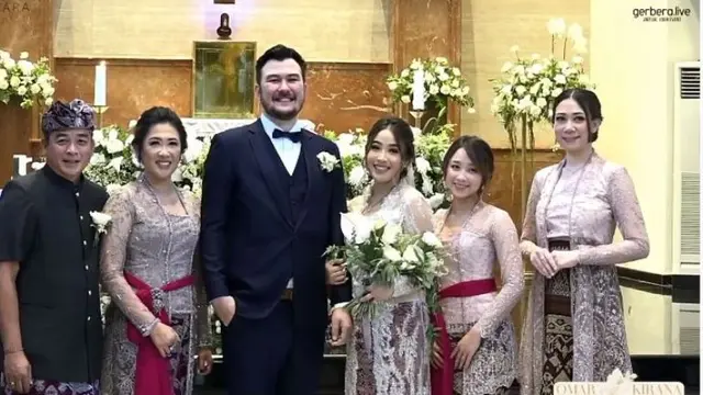 Dita Karang Pakai Kebaya di Pernikahan Kakaknya di Jogja