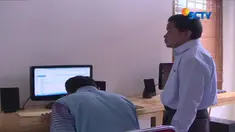 Kemampuannya di bidang komputer membuat penyandang tunanetra ini meraih beasiswa pendidikan internasional di Thailand.