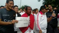 Eko Hadi, pria jalan kaki Madiun - Jakarta disambut Sandiaga dan Prabowo. (Liputan6.com/Lizsa Egeham)
