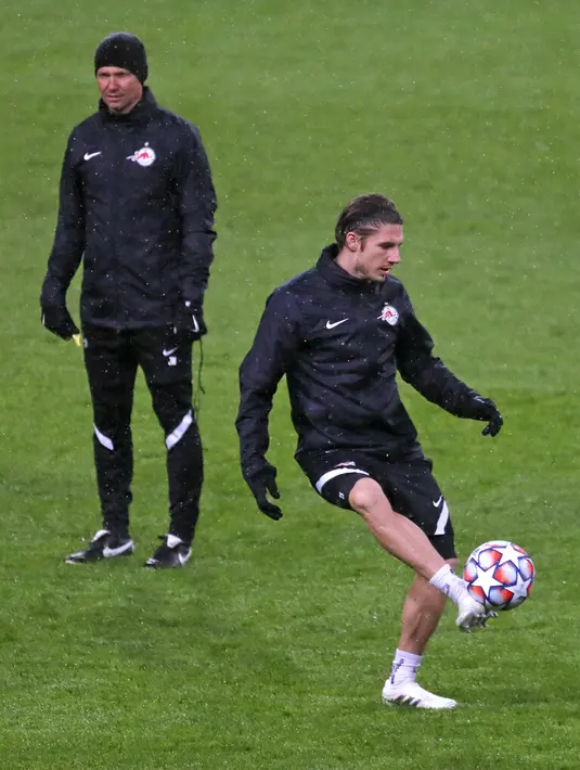 Pelatih Red Bull Salzburg Jesse Marsch mengawasi Patrick Farkas mengontrol bola saat sesi latihan jelang menghadapi Lokomotiv Moscow di Moskow, Rusia, Senin (30/11/2020). Salzburg akan menghadapi Lokomotiv Moscowpada pada pertandingan Grup A Liga Champions. (Maxim Shipenkov, Pool via AP)