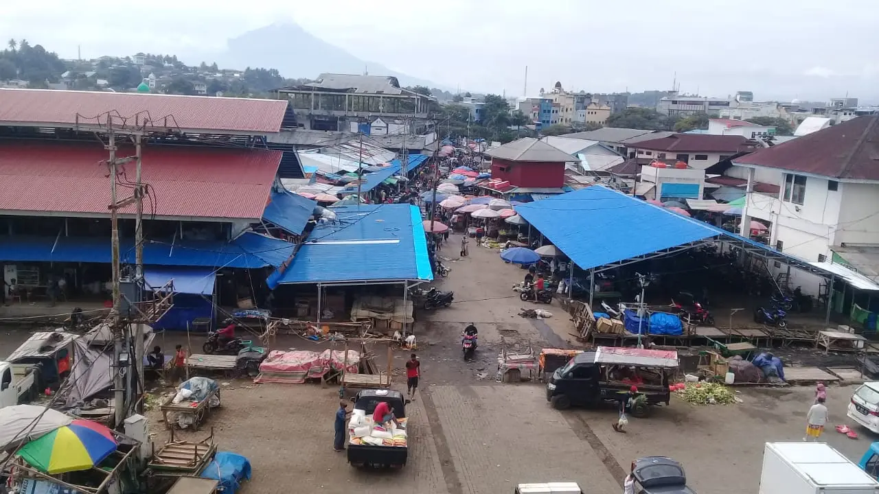 Pasar Bersehati Manado tampak sepi, warga masih enggan beraktifitas karena pandemi Covid-19.