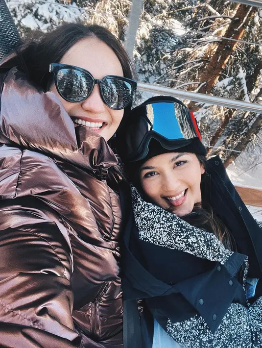 Enzy Storia dan Jessica Mila pun menghabiskan waktu bersama, mulai dari hangout hingga liburan bareng ke luar negeri. Begini momen seru keduanya saat liburan bareng ke Amerika Serikat. (Liputan6.com/IG/@enzystoria)