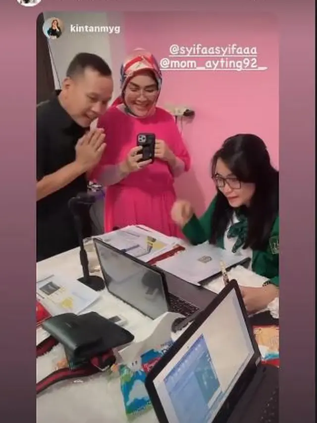 7 Momen Adik Ayu Ting Ting Lulus Sidang Skripsi, Dihadiahi Mobil Ratusan Juta