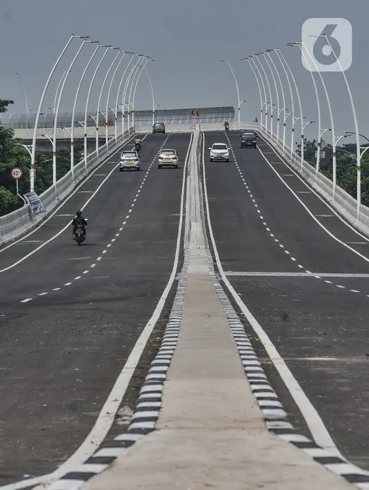 Kendaraan melintasi Jalan Layang atau Flyover Cakung, Jakarta Timur, Senin (19/4/2021). Uji coba yang berlangsung mulai pukul 07.00 WIB hingga 22.00 WIB ini diharapkan mampu memperlancar mobilitas pengguna jalan. (merdeka.com/Iqbal S Nugroho)