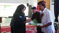 Bupati Banyuwangi Ipuk Fiestiandani saat Penyerahan Insentif Guru Rohani dan Bantuan Hari Besar Keagamaan di Pendopo Shaba Swagata Blambangan, Selasa (8/9/2026). (Sumber: Pemkab Banyuwangi)