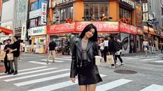 Tampil stylish dengan busana bernuansa hitam, sosok Yoriko Angeline terlihat bersinar. Memakai atasan jaket kulit membuatnya terlihat menawan dan menuai banyak pujian dari netizen. Diketahui bahwa dirinya yang saat ini berada di Korea Selatan sedang menjalani syuting film baru berjudul Laut Tengah. (Liputan6.com/IG/@yorikooangln_)