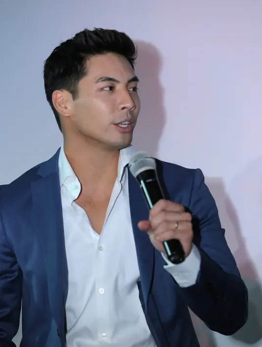 Mike Wiluan selaku sutradara film Buffalo Boys ini menceritakan alasannya menggarap film yang mengawinkan budaya barat dan timur. Ide cerita film ini hadir lantaran Mike yang menyukai  film-film dari Barat.  (Deki Prayoga/Bintang.com)