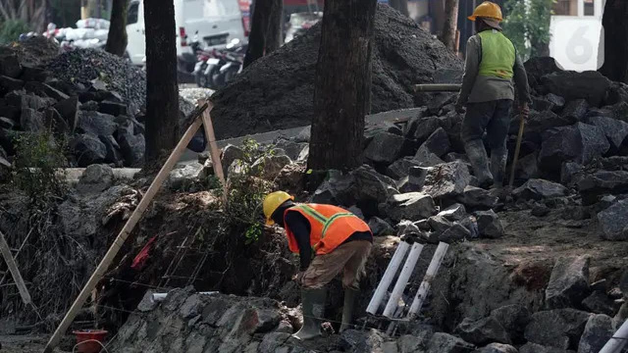 Ditarget Rampung September 2025, Seperti Ini Progres Perbaikan Turap Pecahan Kali Ciliwung
