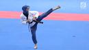 Atlet Taekwondo putri Indonesia, Defia Rosmaniar saat beraksi melawan Salahshouri Marjan (Iran) pada Final Women Individual Poomsae di JCC, Jakarta, Minggu (19/8). Defia Rosmaniar berhasil meraih emas. (Liputan6.com/Helmi Fithriansyah)