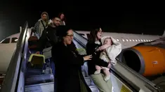 Pengungsi Yahudi Ukraina dan imigran baru yang melarikan diri dari perang di negara mereka turun dari pesawat setibanya di Bandara Ben Gurion, Tel Aviv, Israel, 22 Desember 2022. Sebanyak 100 orang Yahudi Ukraina tiba di Israel, termasuk beberapa penumpang yang terbaring di tempat tidur dan dalam kondisi sakit. (GIL COHEN-MAGEN/AFP)