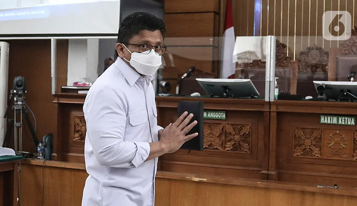 Ferdy Sambo membawa buku hitam sebelum dimulainya sidang lanjutan kasus pembunuhan berencana terhadap Brigadir Nopriansyah Yosua Hutabarat di Pengadilan Negeri Jakarta Selatan, Jakarta, Selasa (17/1/2023). Ferdy Sambo tampak mengenakan kemeja putih. Saat persidangan dimulai, rompi tahanan dan borgol Sambo terlihat dilepas.  (Liputan6.com/Johan Tallo)