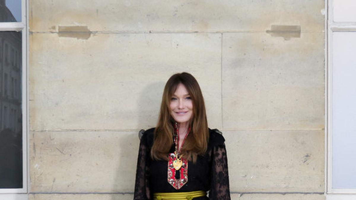 6 Gaya Para Selebriti di Valentino Vertigineux Haute Couture SS25 Show, dari Yoona SNSD hingga Carla Bruni