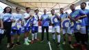 <p>Mantan pemain Manchester United dan Liverpool, Michael Owen (tengah)&nbsp;berfoto bersama dengan para pemain&nbsp;fun football 3x3 antara tim putih dan tim biru yang diperkuat oleh tim selebriti saat launching MOJI di Sumarecon Mall Serpong, Tangerang Selatan, Minggu (21/08/2022). (Bola.com/Bagaskara Lazuardi)</p>