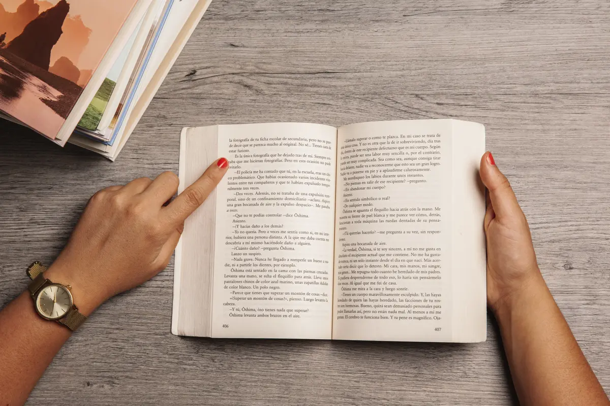 Ilustrasi membaca buku, majas paradoks