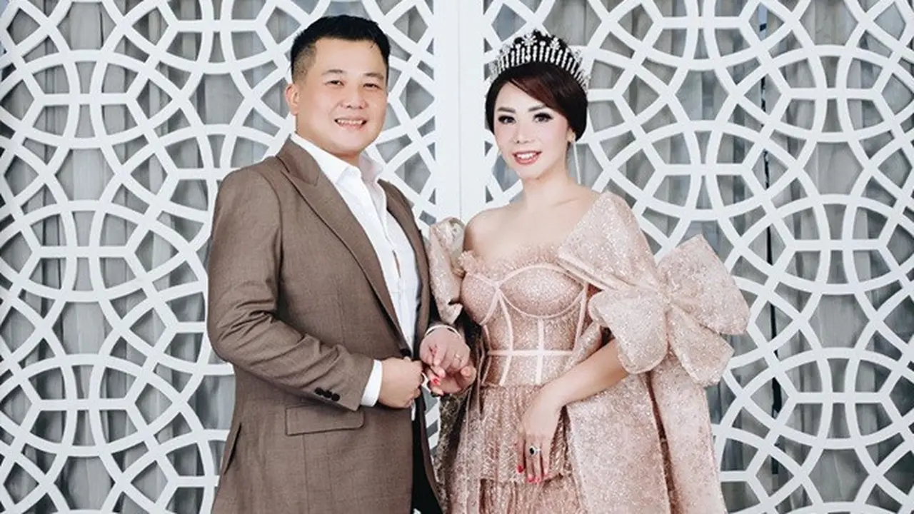 Rencana Pindah Kewarganegaraan, Ini 7 Potret Mesra Femmy Permatasari dan Suami
