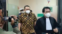 Mantan Direktur Utama Garuda Indonesia I Gusti Ngurah Askhara atau Ari Askhara bersama tim kuasa hukum.