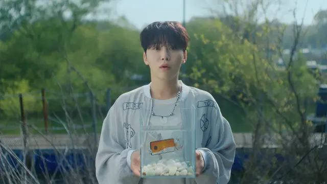 Seungkwan dalam MV Cheers to Youth dipenuhi rasa cemas. (Dok. Foto Screenshoot YT HYBE LABELS)