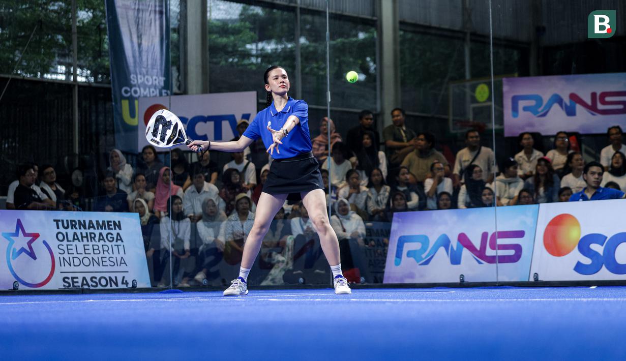 Selebritas Indonesia, Michele Joan berusaha mengembalikan bola ke lawan dalam laga semifinal ganda putri padel Turnamen Olahraga Selebriti Indonesia (TOSI) Season 4 di GOR UNJ, Jakarta, Minggu (02/11/2025). (Bola.com/Bagakara Lazuardi)