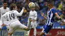 Gelandang Real Madrid, Luka Modric, berebut bola dengan gelandang Deportivo, Faycal Fajr, pada laga La Liga Spanyol. Meskipun menang Madrid gagal menjadi juara Liga Spanyol. (AFP/Miguel Riopa)