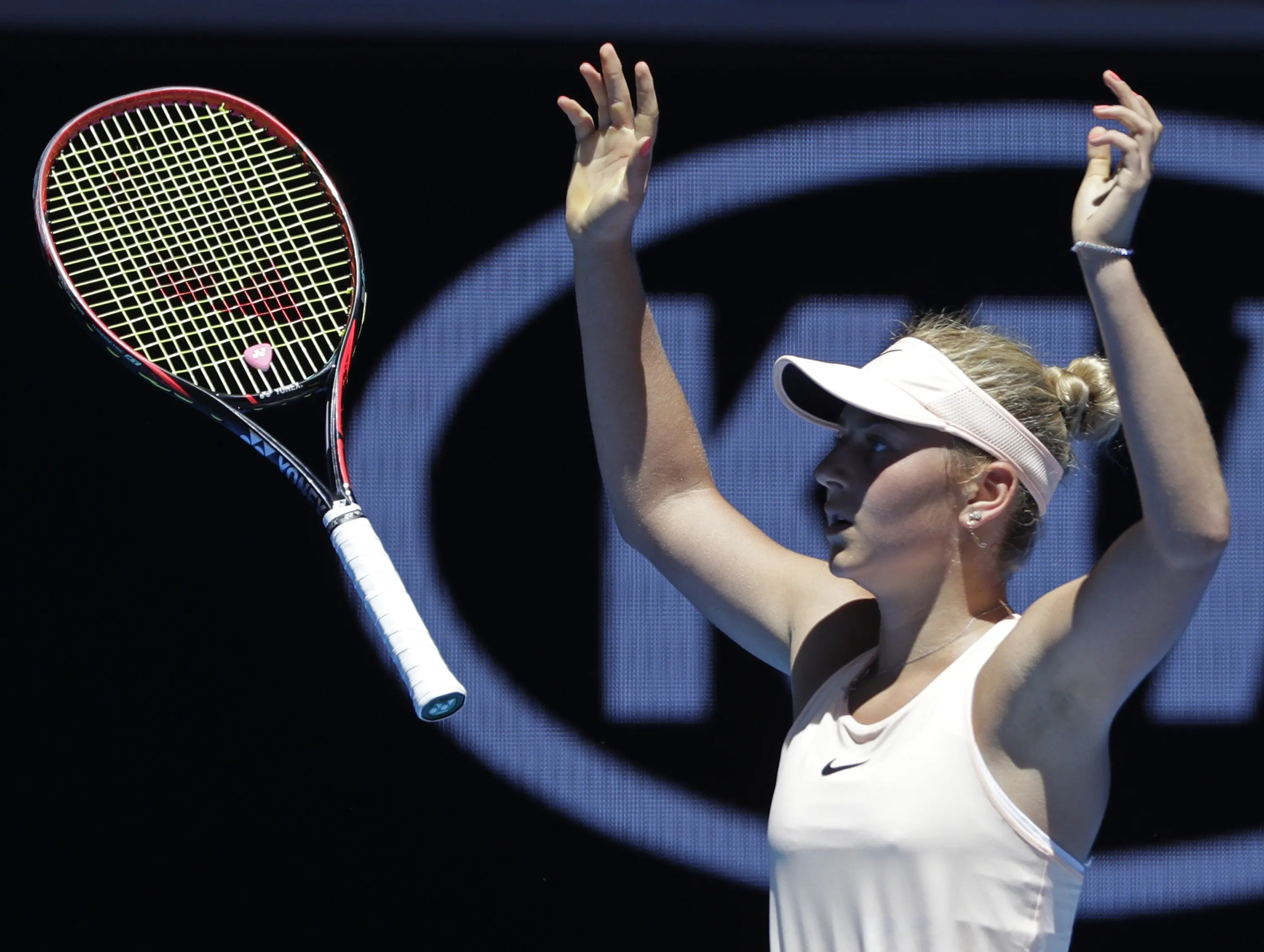 Marta Kostyuk rayakan kemenangan atas Olivia Rogowska di babak dua Australia Terbuka, Rabu (17/1/2018). (AP Photo/Dita Alangkara)