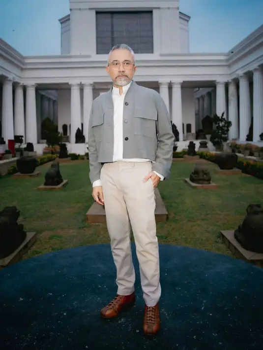 Lukman Sardi pun tampil clean dengan gaya mature yang khas. Ia mengenakan kemeja kerah mandarin dan blazer berkantung abu-abu yang trendy [@hagaipakan]