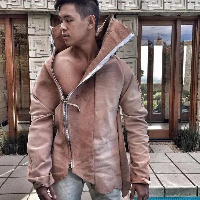 Desainer Arnold Putra