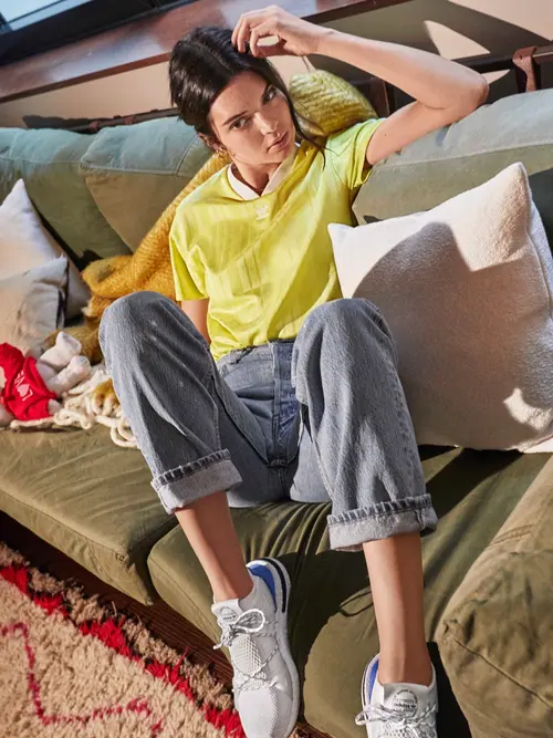 Tampil Energik Kendall Jenner Ciptakan Desain Sneakers Adidas