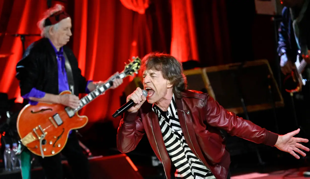 Aksi enerjik Mick Jagger (kanan) dan Keith Richards dari The Rolling Stones saat tampil dalam sebuah perayaan perilisan album baru mereka "Hackney Diamonds" pada hari Kamis, 19 Oktober 2023, di New York. (Evan Agostini/Invision/AP)