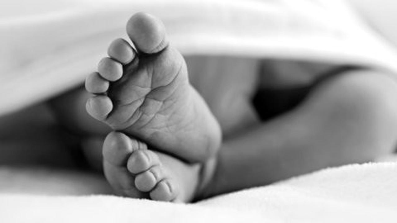 Bayi hidup lagi sambil senyum sebelum dikubur
