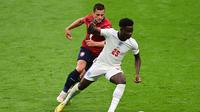 Bukayo Saka ikut serta membantu Timnas Inggris meraih kemenangan 1-0 atas Republik Ceska pada laga terakhir Grup D Euro 2020 di Stadion Wembley, Rabu (23/6/2021) dini hari WIB. (Neil Hall/POOL/AFP)