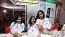 Panitia memperlihatkan gambar kepala Doraemon yang dibagikan secara gratis kepada para Cinemaholic jelang menyaksikan film Doraemon di Blitz Megaplex, Jakarta (13/12/2014). (Liputan6.com/Faizal Fanani)