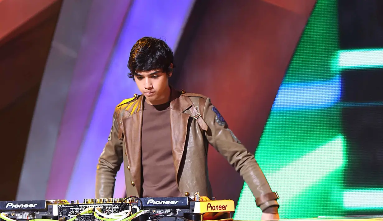 Al juga berhasil menyuguhkan penampilan yang luar biasa. Sambil mengoyang-goyangkan badannya, mengangkat tangan ke atas sambil sesekali memutar turn table di depannya.  (Nurwahyunan/Bintang.com)