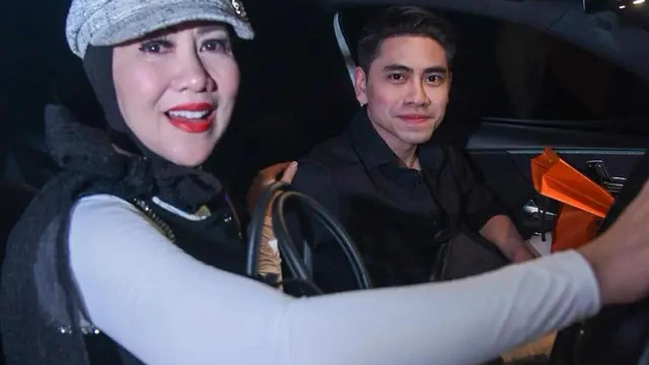 Foto Ultah Venna Melinda ke-53 Dapat Hadiah Mewah, Dikira Mobil Ternyata Sandal