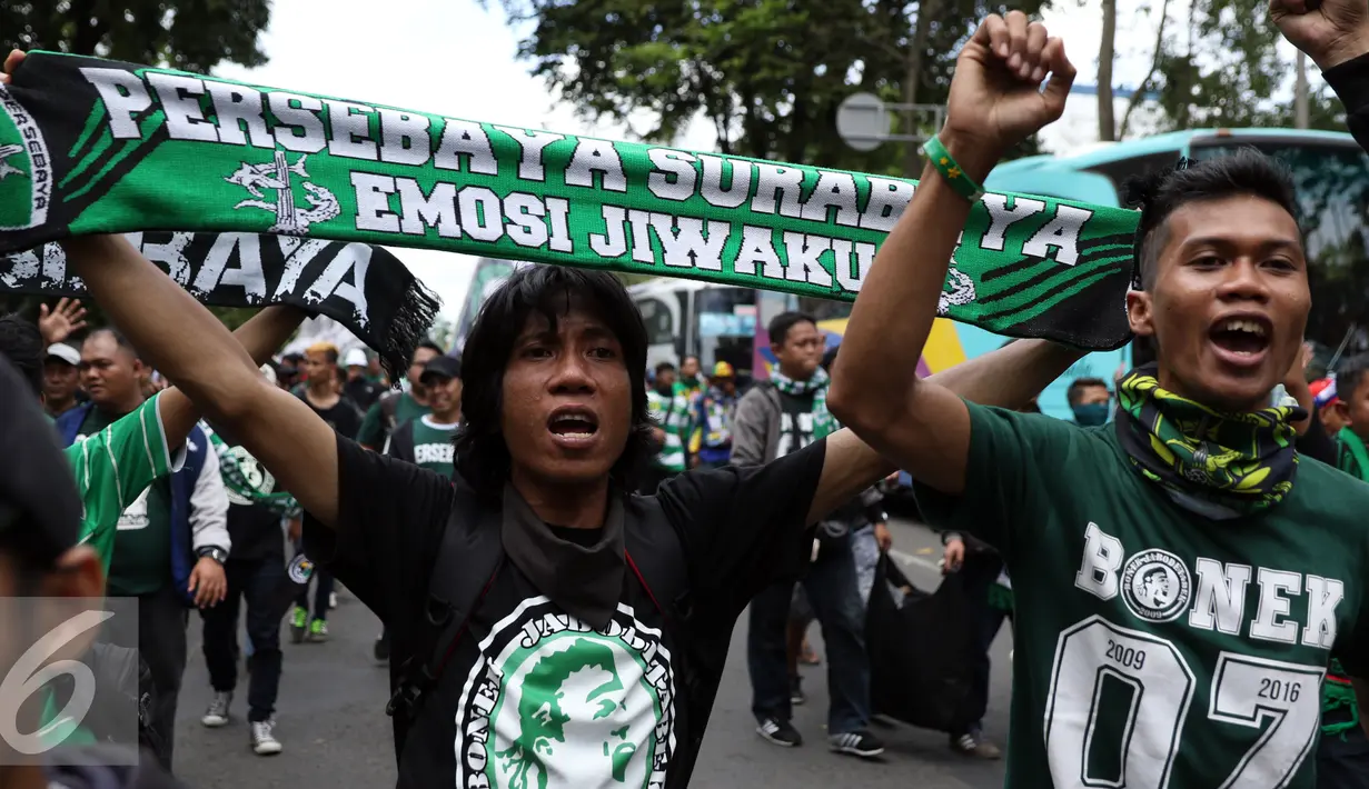 Pendukung Persebaya membentangkan syal saat merayakan kembalinya klub mereka ke kompetisi PSSI di Jalan Padjajaran, Bandung, Minggu (8/1). Berdasar putusan Kongres PSSI 2017, Persebaya 1927 kembali ke divisi utama. (Liputan6.com/Helmi Fithriansyah)