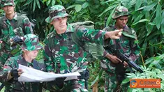 Citizen6, Kalimantan: Tim penjelajah yang merupakan bagian dari Tim Ekspedisi Khatulistiwa 2012 Sub Korwil 5 Nunukan, mulai menjelajahi hutan Simanggaris, Kabupaten Nunukan, Kalimantan Timur, Kamis (12/4). (Pengirim: Badarudin Bakri)