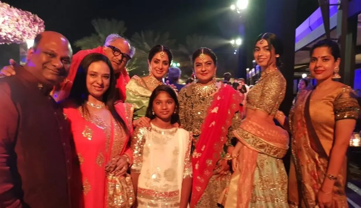 Di akun Instagramnya, terdapat tiga foto yang diunggah Sridevi saat hadir di pesta pernikahan tersebut. Ini adalah salah satunya, di mana Srodevi tampak sedang berfoto bersama dengan orang-orang terkasihnya. (Instagram/sridevi.kapoor)